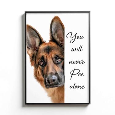 Imagem de Pôster de pastor alemão - Arte de parede engraçada para banheiro - citação You Will Never Pee Alone - Impressão de humor de animal de estimação fofo - Ideia de presente para amantes de cães