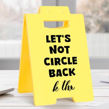 Imagem de Placa de mesa de escritório engraçada A mesa de um gênio humilde pequeno divertido cubículo decoração presentes para equipe colega de trabalho empregado chefe aniversário Natal amarelo