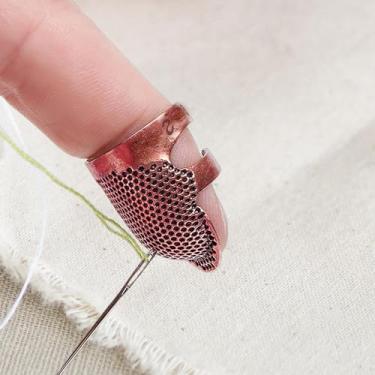 Imagem de 1 peça de protetor de dedo ajustável de metal para costura de dedal, anel superior aberto, protetor de ponta de dedal, para bordado de quilting, ferramenta de costura manual (ouro rosa, P)