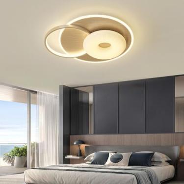 Imagem de Luminária de teto moderna em LED para ambientes internos, estilo creme, com acabamento em madeira, ideal para quartos, com intensidade de luz ajustável, design geométrico em acrílico e contr