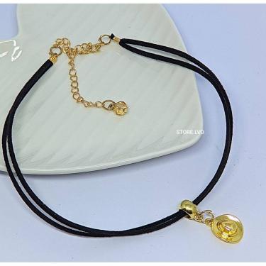 Imagem de Colar Cordão Camurça Feminino com Pingente Chapéu Dourado Folheado Ouro / Choker Couro Mulher Peoa Country Tendência