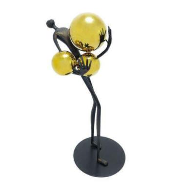 Imagem de Escultura Contemporaneo Pessoa c Bolas Douradas Detalhe Luxo - LUXdéco