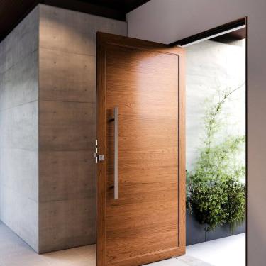 Imagem de Porta de Alumínio Pivotante Lambri 215x105cm com Puxador de 80cm Lucasa Ideale Amadeirado