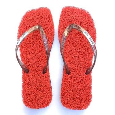 Imagem de Chinelo Square Confort indicado para pessoas que sofrem com Esporão de Calcâneo, Fascite Plantar, Hiperidrose Plantar e Neuroma de Morton, Massageador para os pés, sensação de estar pisando em um tapete leve e macio tornando seu caminhar mais confortável a cada passo. (Vermelho, BR, Adulto, Faixa Nu