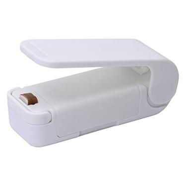 Imagem de Mimo Style Mini Seladora de Embalagens Plásticas 9,5cm, Feito De Plástico. Assegura Que As Embalagens dos Alimentos Fiquem Bem Fechadas Evitando Que Estraguem. Possui Imã Para Grudar na Geladeira