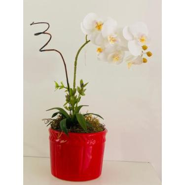 Imagem de Vaso em Louça Cor Vermelho e Orquídeas Brancas  em Silocone - Célia Ga