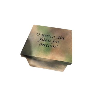 Imagem de Caixa Decorativa de Madeira com Frase Motivacional, Acabamento Vintage, Estilo Rústico