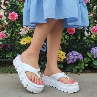 Imagem de Sandália Plataforma Feminina Detalhes Dourados Etilo Moderno, Branco, 