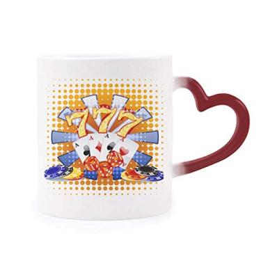 Imagem de Caneca sensível ao calor com fichas de dados de cassino com ilustração de pôquer vermelha que muda de cor vermelha