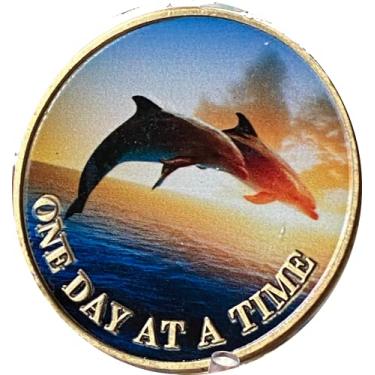 Imagem de Golfinhos nadando oceano One Day at A Time Medalhão Golfinho Serenity Oração Chip