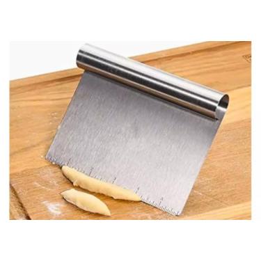 Imagem de Espátula Prática Para Confeitar, Raspar, Cortar, Organizar, Dividir Massas, Com Régua Medidora de 15 cm, Resistente à Temperatura, Produto Leve e de Fácil Manuseio, Material de Inox Durável