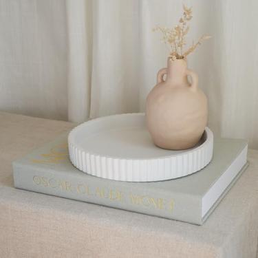 Imagem de Bandeja decorativa de concreto e conjunto de decoração de livros – Bandeja recortada e caixa de linho melhoram a decoração da sua mesa de centro ou estante – Decoração de casa elegante para sua sala