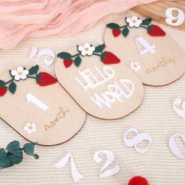 Imagem de Agkvw Cartões de marco mensal de morango – Placa de boas-vindas de madeira para recém-nascidos, adereços para fotos de bebê doce, 3 peças de madeira e acrílico e quadros Hello World