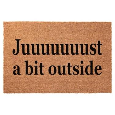 Imagem de Tapete de porta engraçado de boas-vindas - Just a Bit Outside Natural Coco Coir Heavy Duty Backing Capacho frontal bonito antiderrapante porta da frente entrada e exterior, marrom 60 x 40 centímetros