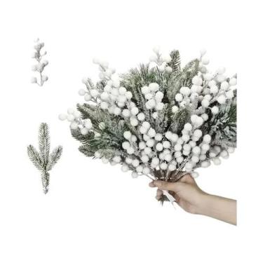 Imagem de Guirlanda De Natal Com Agulhas De Pinheiro Brancas E Frutas, Decoração