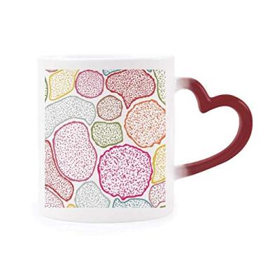 Imagem de Caneca colorida com estrutura de células de microscópio biológica sensível ao calor vermelha que muda de cor
