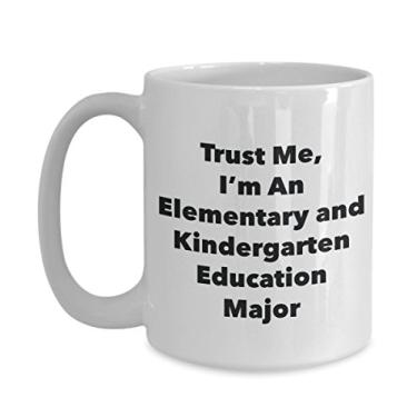 Imagem de Caneca Trust Me, I'm An Elementary and Kindergarten Education Major - Caneca de café divertida - Lindas ideias de presentes de formatura para amigos e colegas de classe