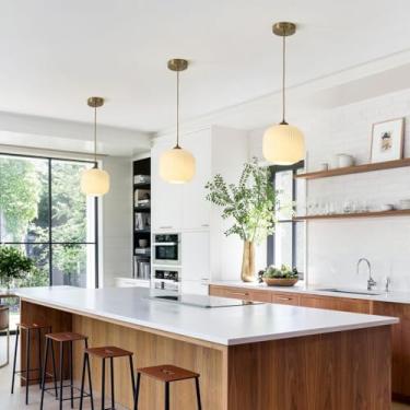 Imagem de Lustre de vidro branco leitoso para teto, luminária pendente para ilha de cozinha, luminária suspensa dourada de meados do século, luminária moderna em formato de esfera estilo nórdico, lumi
