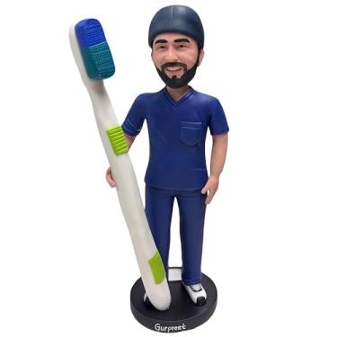 Imagem de Bobblehead personalizado de dentista da foto: Estatueta de balanço personalizada com escova de dentes gigante e esfoliantes – Presente perfeito de aniversário/Natal para dentistas | Decoração de mesa