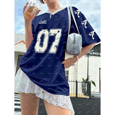Imagem de Camiseta Feminina Oversized com Decote V - Manga Curta e Estampa de Le
