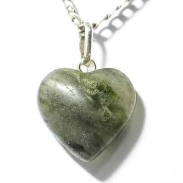 Imagem de Colar Mini Coração de Epidoto no Quartzo Natural com Pino em Prata 950