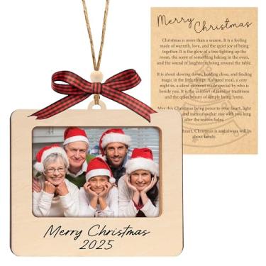 Imagem de Moldura de enfeite de Natal 2025, enfeite de Natal de madeira 2025, enfeites de moldura de 11,4 x 10 cm para árvore com filme de proteção transparente, enfeites de fotos para família, amigos