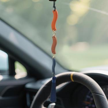 Imagem de Tuxihapp Lindo pingente de espelho retrovisor de carro, pingente estético pendurado para espelho de carro, acessório universal de decoração de interiores automotivos para mulheres e meninas (azul)