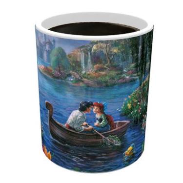 Imagem de Morphing Mugs Disney - A Pequena Sereia - Kiss the Girl - Thomas Kinkade - Uma caneca de cerâmica sensível ao calor com mudança de cor de 325 ml - Imagem revelada quando líquido quente é adicionado!