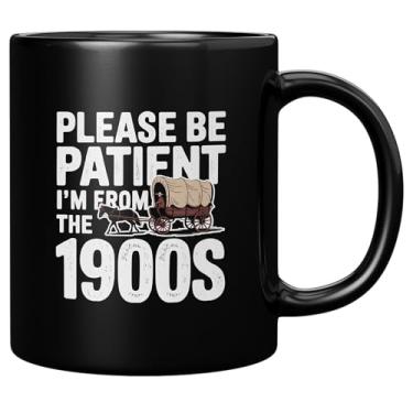 Imagem de Please Be Patient I'm From the 1900s Old People Presentes de aniversário para vovô avó 60th 70th 80th 90th Birthday Idosos presentes para idosos novidade engraçada caneca de cerâmica 325 ml preta