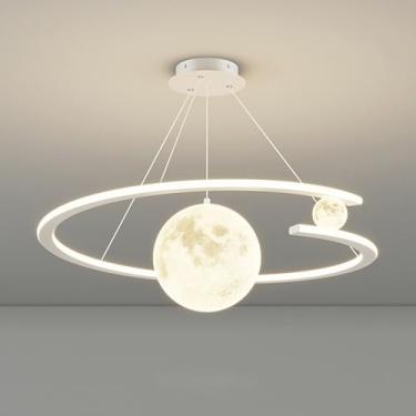 Imagem de Luminária pendente moderna em formato de lua, impressa em 3D, com LED regulável e controle remoto. Possui altura ajustável, ideal para mesa de jantar ou como lustre. (Branca)