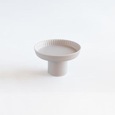 Imagem de KIKIME Placa koudai de 12 cm – Pedestal de porcelana japonesa Mino Ware, design Shinogi com borda de lótus, seguro para micro-ondas e lava-louças (cinza claro)