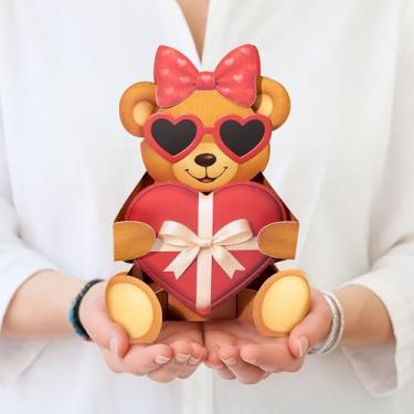 Imagem de Cartão pop-up de ursinho de pelúcia dos namorados – Urso de papel 3D com acessórios de coração, flores e caixa de presente – Cartão de felicitações e lembrança de Dia dos Namorados fofo dobrável para