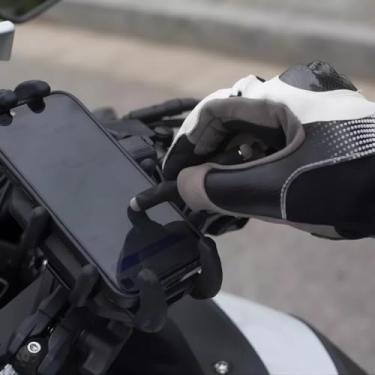 Imagem de Caneta Stylus para celular para motocicleta, adequada para uso com luvas de motocicleta. Fixa-se magneticamente ao tanque de combustível diretamente. Vem com uma folha magnética atrativa para colar em