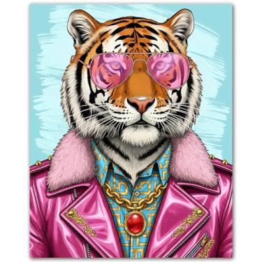 Imagem de ZUKIY Tigre elegante em jaqueta rosa - arte de parede pop art - parede de tigre rosa - decoração de sala de aula - animal divertido - decoração eclética - impressões legais para casa ou escritório