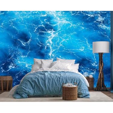 Imagem de Papel de parede com ondas e água azul como fundo. Natureza de verão paisagem marítima com água como fundo, mural abstrato de fundo azul oceano