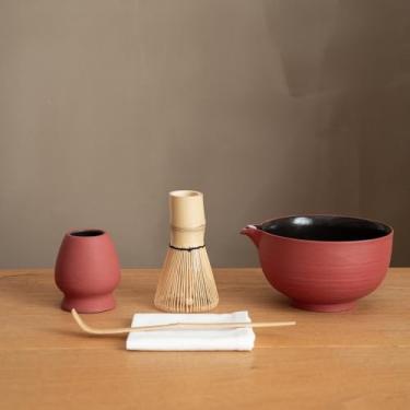 Imagem de WUSEI Conjunto de 6 peças de batedor japonês Matcha, conjunto de matcha de cerâmica feito à mão com tigela (Chawan), batedor de bambu (Chasen) e suporte, colher, peneira e toalha de chá, kit matcha