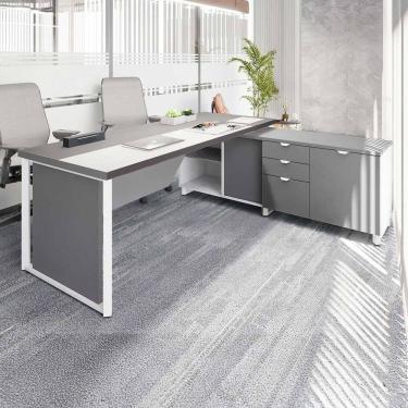 Imagem de Mesa de Escritório Diretor em L 2,00 com Caixa de Tomadas e Armário Lateral Corporate Cinza Sagrado/Branco