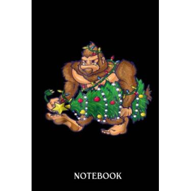 Imagem de Bigfoot notebook: Bigfoot Carrying Christmas Tree Mens | 120 pages College Ruled Notebook | 6x9" Designer Cover | A Great Gift Bigfoot Believers, Enthusiasts, Researchers & Fans