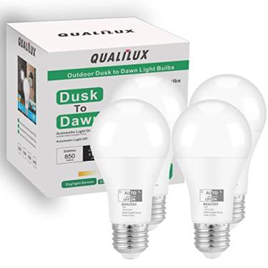 Imagem de QUALILUX Lâmpadas de LED ao ar livre, 9,5W 850 Lumen, equivalente a 60W, A19 E26, sensor de fotocélula integrado, lâmpadas inteligentes liga/desliga automáticas, pode usar fechado, 6000K Daylight Deluxe, pacote com 4