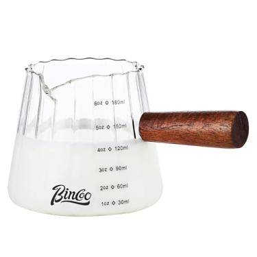 Imagem de Bincoo Copo de café expresso de 170 g com cabo de madeira, copo medidor de leite de café com bico único com escala clara - creme de vidro resistente ao calor para servir café, chá ou xarope de bordo (180 ml transparente)