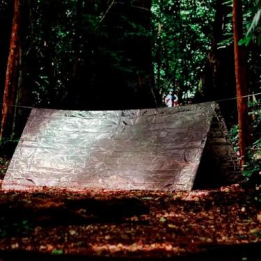 Imagem de Tenda de Emergência com Cordas e Proteção Térmica Resistente a Clima Extremo para 2 Pessoas - Portátil e Compacta