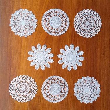 Imagem de 8 peças de toalhas de renda de 25 cm para mesas de crochê, porta-copos vintage de renda de algodão, feitos à mão, jogos americanos redondos, decoração de mesa rústica para cozinha, sala de jantar