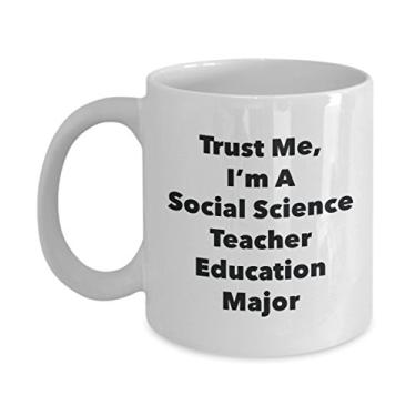 Imagem de Trust Me, I'm A Social Science Teacher Education Major Mug - Caneca de café divertida - Lindas ideias de presentes de formatura para amigos e colegas de aula