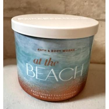 Imagem de Bath & Body Works at The Beach Vela de 3 pavios, vela perfumada de 411 g, mistura de cera de soja e parafina com tampa decorativa, coco costeiro e fragrância floral, uso doméstico interno