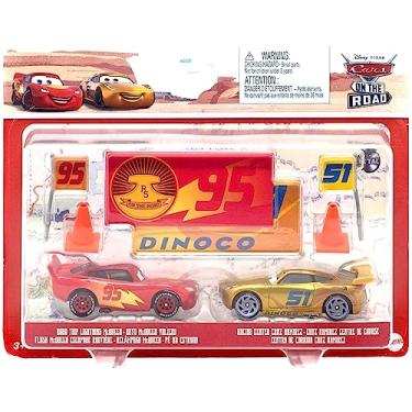 Imagem de Disney Cars 2022 Fan-Favorite 2-Pack with Race Team Flags and Signs: (Road Trip Lightning McQueen and Racing Center Cruz Ramirez Dinoco RS on the Road 95)