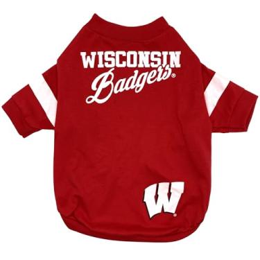 Imagem de Pets First Camiseta NCAA Wisconsin Badgers para cães e gatos. Tamanho médio. CAMISETA DE CÃO DE FUTEBOL/BASKTBALL para fãs do time NCAA da faculdade. Design de listras moderno e atualizado