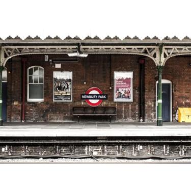 Imagem de Fmarui Fundo de estação de trem 2,1 x 1,5 m nostálgico ferrovia antiga parede de tijolos playbill banco fotografia fundo locomotiva pista cidade photoshoot adereços