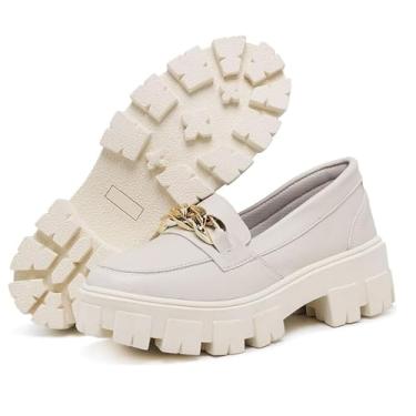 Imagem de Mocassim Feminino em Tonalidade Nude com Solado Oversize e Corrente Decorativa
