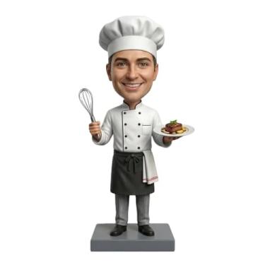 Imagem de Estatueta personalizada de chefe de cozinha de argila de polímero esculpida à mão com batedor e bife, presente exclusivo para chefs e entusiastas da comida
