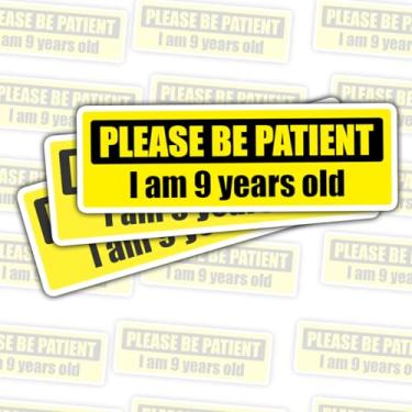 Imagem de 3 peças Please Be Patient I Am 9 Years Old Adesivo engraçado sinal de cuidado amarelo preto decalque para carros, pais, crianças, scooter, bicicleta, capacete, janela, adesivos de vinil para